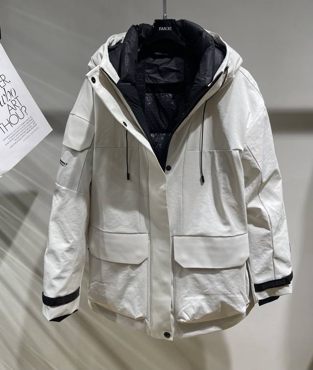 上新 时尚轻户外冲锋衣羽绒外套 三防面料 宽松廓形轻暖包裹时尚有型 腰间抽绳可调节 内置背带设计 轻便随身背解放双手 冬季保暖 户外徒步、城市通勤都能Hold住