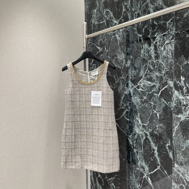 小香 25早秋新款 编织捆边背心裙 整件衣服超级重工领口环绕金丝编织捆边装饰优雅迷人与双C印刻圆扣呼应丰富设计层次感穿搭气质优雅 时髦精穿搭首选天花板版本提花真