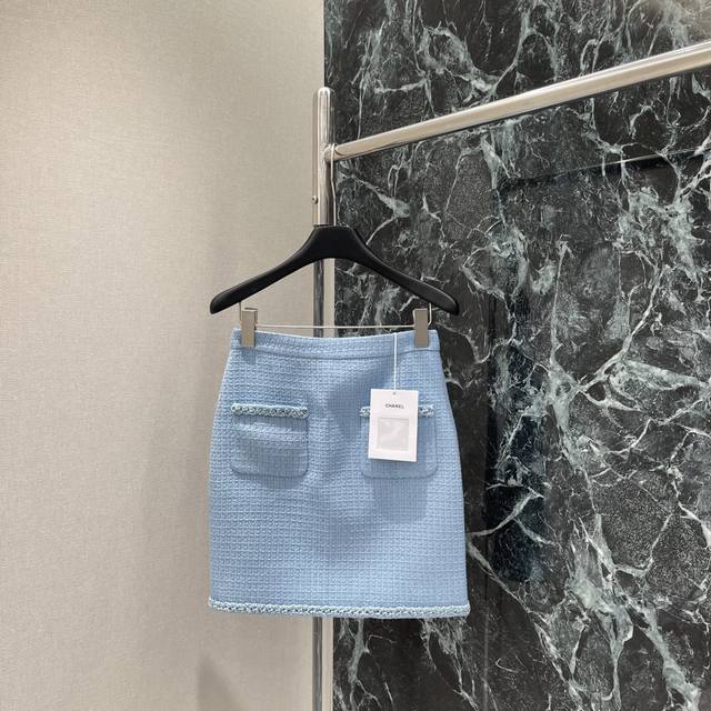 小香 25早秋新款 捆边编织洋装半裙 粗花条纹毛呢面料打造小香风典范 下摆沿用编织捆边细节设计 与对称口袋上缘相互呼应 增添造型层次感 重工金属刻印纽扣拉链调节