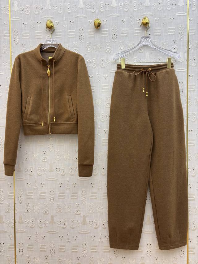 Sch 25秋 时髦懒人意式套装 立领拉链短款夹克+松紧腰休闲裤 以鎏金拉链与抽绳点缀高级感 短款夹克利落显比例 束脚卫裤舒适不臃肿 一套解锁松弛感穿搭 通勤逛