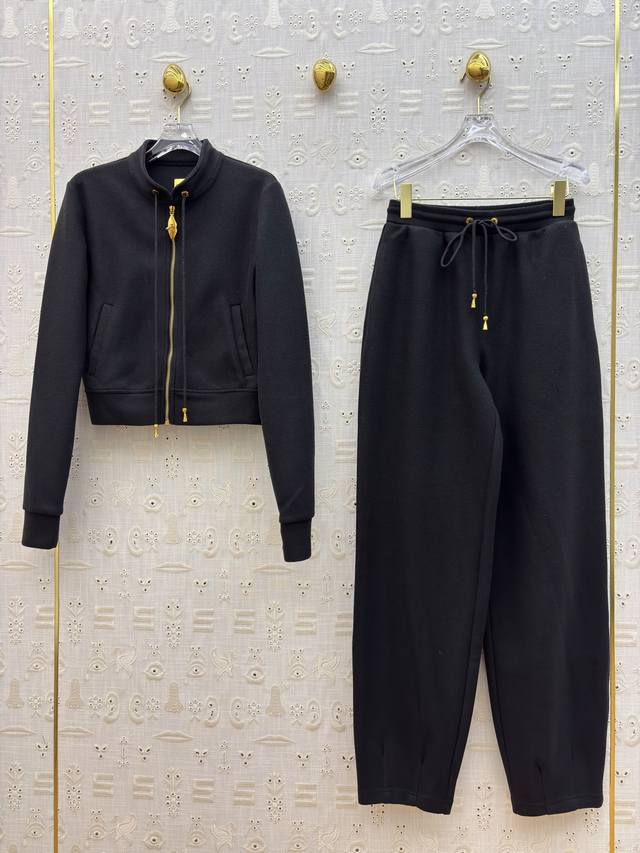Sch 25秋 时髦懒人意式套装 立领拉链短款夹克+松紧腰休闲裤 以鎏金拉链与抽绳点缀高级感 短款夹克利落显比例 束脚卫裤舒适不臃肿 一套解锁松弛感穿搭 通勤逛