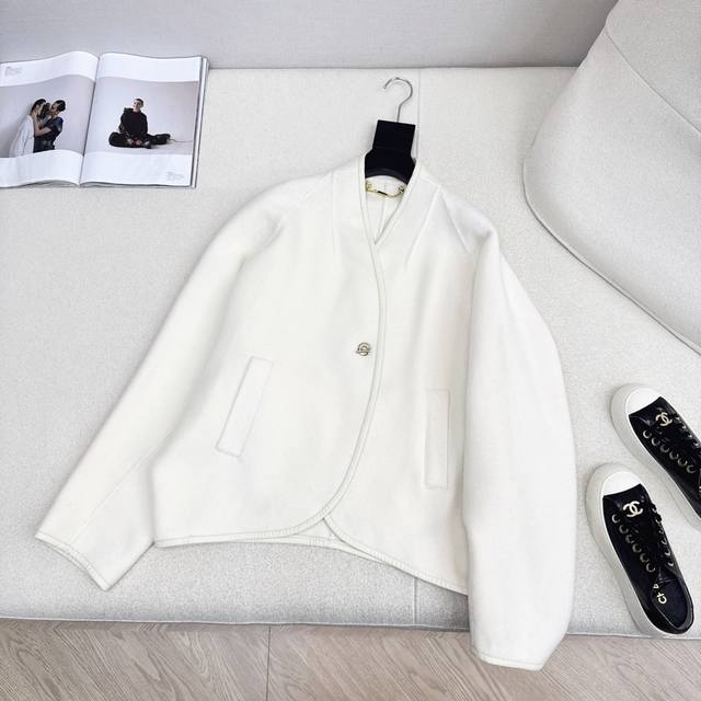 爆单款 L家 25Ss 早秋最新款链条扣设计斗篷外套进口双面羊绒羊毛呢面料 版型百搭又时髦 经典英伦风不挑人版型上身巨显瘦 白富美必备百搭神器 三色现货发售Sm