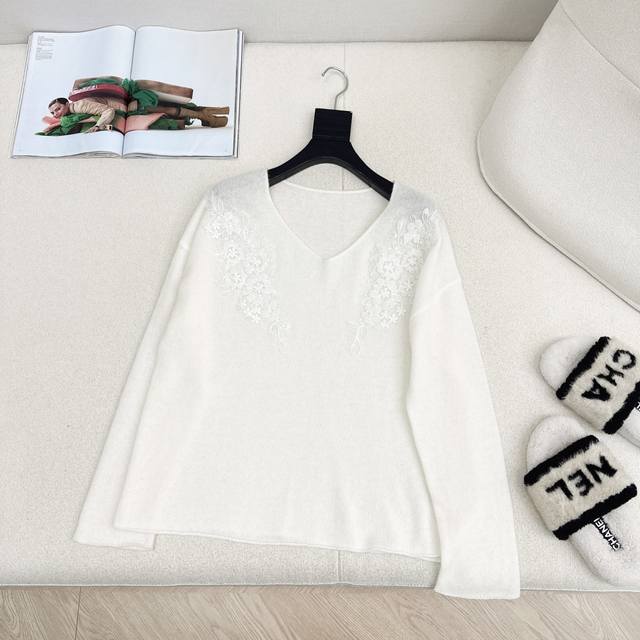 氛围感的神 Es 25Ss 秋冬最新款重磅钉珠工艺V领羊绒毛衣氛围感首选 营造秋冬温暖和幸福感 时髦造型必备 百分百羊绒纱线保暖加分 一色现货发售Sml S码：