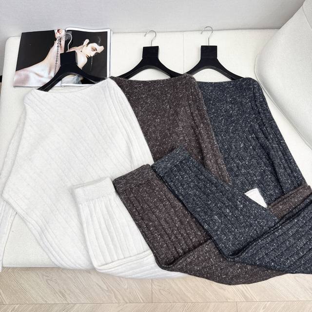 Bc 25Ss 秋冬最新款冬日必备慵懒套装 一字领不规则剪裁毛衣+松紧腰阔腿裤 百分百羊毛面料 质感柔软细腻不扎皮肤 时髦休闲范的一套搭配 日常穿很推荐 比较合