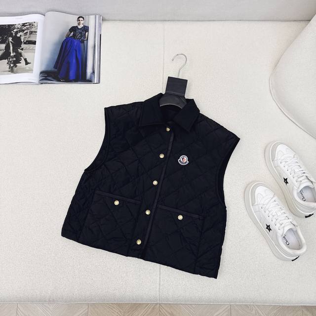 爆单款推荐 Mc 25Ss 秋冬新款菱形绗缝夹棉短款棉服马甲气质翻领双口袋小短款设计 减龄少女气质 进口机压线格工艺对格立体剪裁 经典版型演绎秋冬叠搭造型保暖神