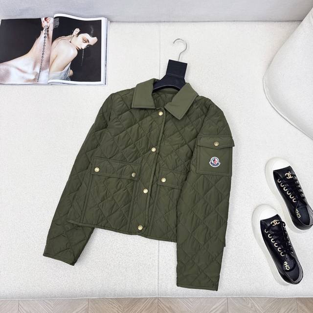 爆单款推荐 Mc 25Ss 秋冬最先款菱形绗缝夹棉短款棉服小外套气质翻领双口袋小短款设计 减龄少女气质 进口机压线格工艺对格立体剪裁 经典版型演绎秋冬叠搭造型保