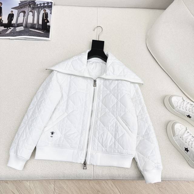 独家款～～Cd 25Ss 秋冬最新款海军风小蜜蜂刺绣棉服外套 温暖氛围感 怕冷的宝贝可以入手了 经典的戴妃格纹夹棉面料 减龄披肩设计 上身不会臃肿也不会挑身材