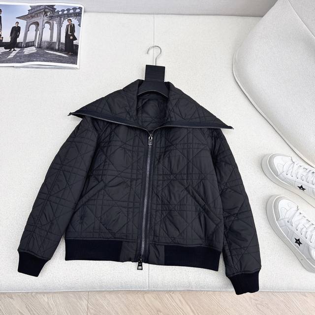 独家款～～Cd 25Ss 秋冬最新款海军风小蜜蜂刺绣棉服外套 温暖氛围感 怕冷的宝贝可以入手了 经典的戴妃格纹夹棉面料 减龄披肩设计 上身不会臃肿也不会挑身材