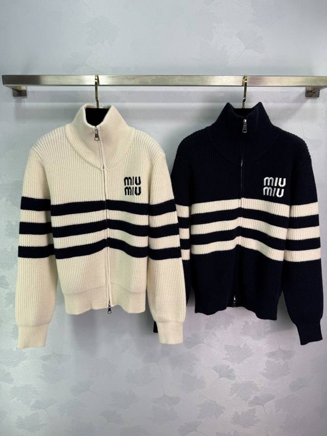 Miumi*2025秋冬新款立领拉链长袖开衫！定制羊毛混纺纱线材质织造 柔软厚实 通体坑条撞色条纹单侧品牌字母刺绣微标点缀 彰显品牌调性 上身增添韩式 日常穿搭