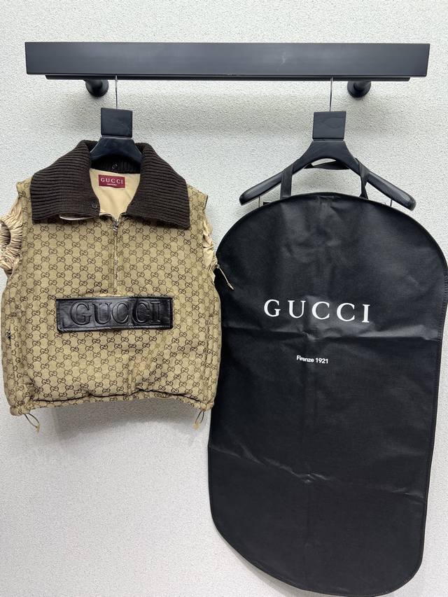 G家经典卡其老花羽绒服马甲 低调又高级 经典造型 超保暖柔软细腻巨保暖的 厚实保暖超有型.冬季必备款 高品质 配防尘袋 尺码Sml