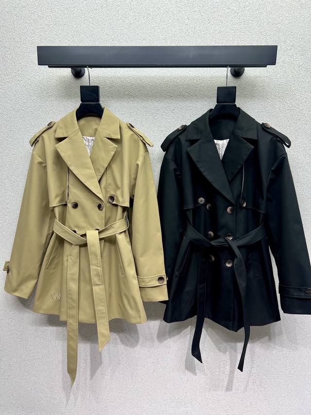 D家风衣外套 英伦风气质 经典款设计 上身精致又干练得体，搭配起来随心应手！定制的进口面料挺括有型 满满的高级感。质感十足，时髦洋气 推荐入手！ 做工品质看细节