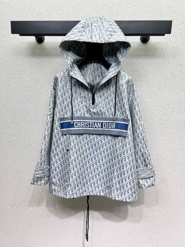 D家经典老花连帽冲锋衣 散发着高级气质 同时更巨时髦亮点 设计也超级爱 高品质 尺码Sml