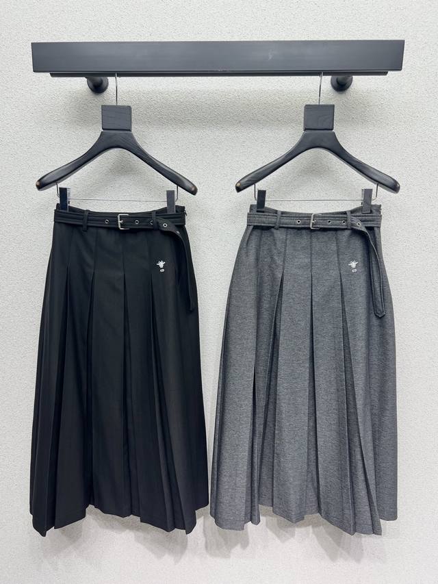 D家小蜜蜂百褶半裙 质感细腻软糯 经典减龄单品！设计时髦版型不挑人上身巨显瘦！白富美必收的完美单品。质感超赞完美做工品质 高品质 两色 尺码Sml