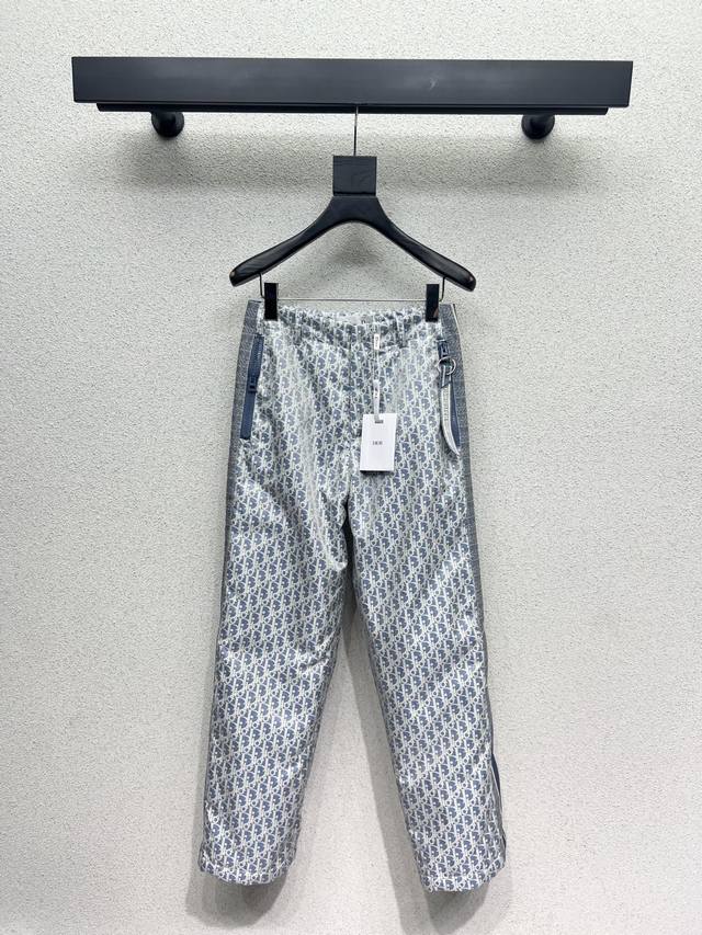 D家一系列经典老花棉服长裤 低调又高级 经典造型 超保暖柔软细腻巨保暖的 厚实保暖超有型.冬季必备款 高品质 尺码Sml