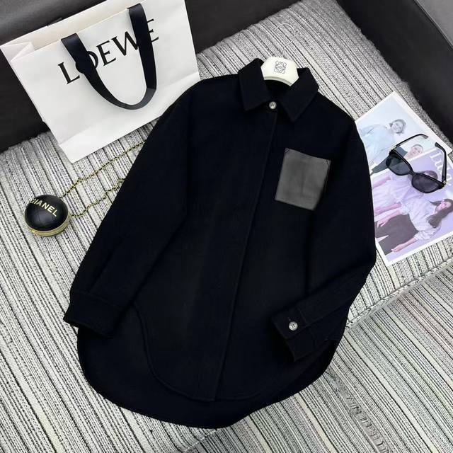 强烈推荐 25年早秋冬系列 Loe*新款翻领衬衫款式双面羊毛呢外套 Logo压花小绵羊皮口袋 定制Yb牛角扣 宽松版 不规则下摆 高端品质 Sml