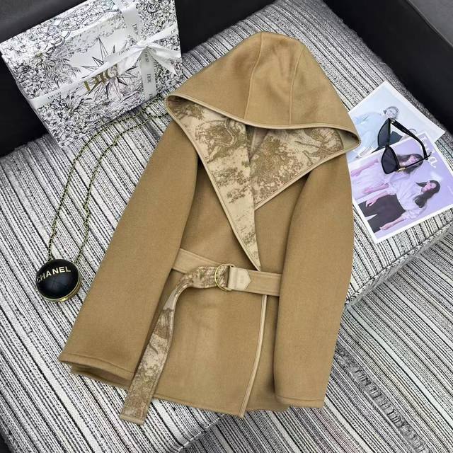 强烈推荐 25年早秋冬系列 Dio*新款Logo提花连帽双面羊毛呢大衣外套 系腰带设计 Sml