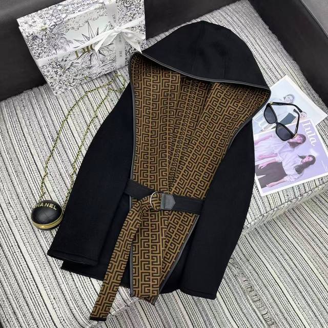 强烈推荐 25年早秋冬系列 Dio*新款Logo提花连帽双面羊毛呢大衣外套 系腰带设计 Sml