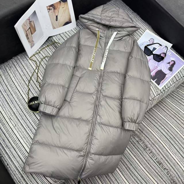 强烈推荐 25年早秋冬系列 Max*新款连帽羽绒服中长款面包款外套 提花字母抽绳 轻盈饱满90白鹅绒填充 经典的字母袖标袖口点缀 4色三码 跑量