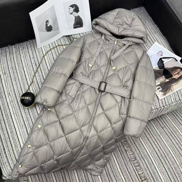 强烈推荐 25年早秋冬系列 Max*新款连帽格纹长款羽绒服外套 金属扣边设计 搭配腰带收腰 轻盈饱满90白鹅绒填充 高端品质 Yb1:1定制 两色3码