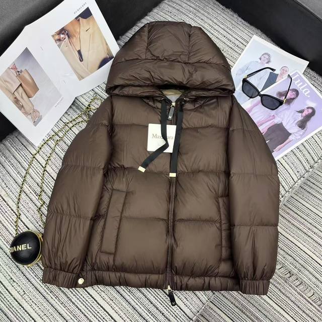 独家首发 强烈推荐 25年早秋冬系列 Max*新款连帽羽绒服外套 抽绳帽子 侧边金属扣设计 轻盈饱满 90白鹅绒填充 高端品质 3色Sml 跑量