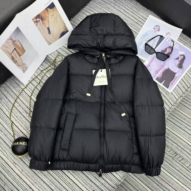 独家首发 强烈推荐 25年早秋冬系列 Max*新款连帽羽绒服外套 抽绳帽子 侧边金属扣设计 轻盈饱满 90白鹅绒填充 高端品质 3色Sml 跑量