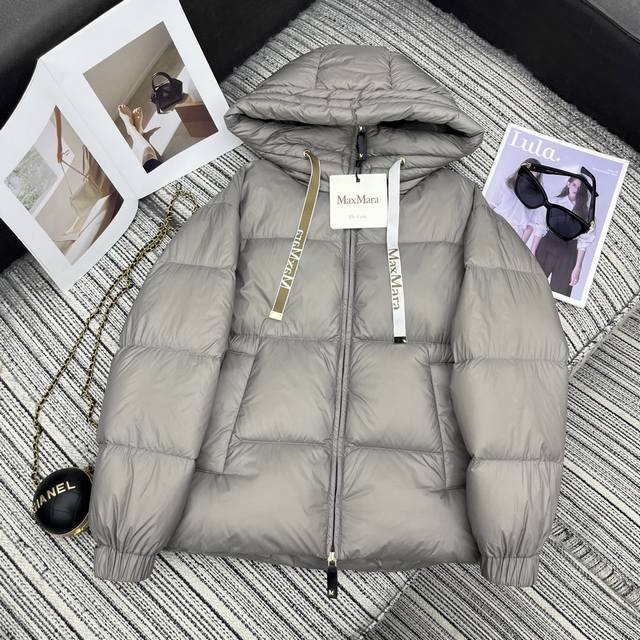 强烈推荐 25年早秋冬系列 Max*新款连帽羽绒服面包款外套 提花字母抽绳 轻盈饱满90白鹅绒填充 经典的字母袖标袖口点缀 4色三码 跑量