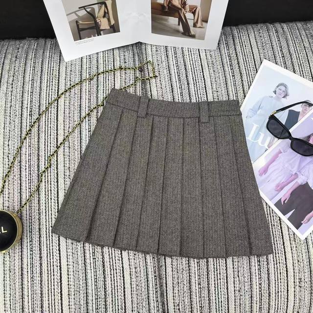 强烈推荐 25年早秋系列 Miu*新款羊毛人字纹压折短半裙 字母贴布绣腰部点缀 Sml