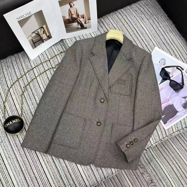 强烈推荐 25年早秋系列 Miu*新款羊毛人字纹翻领西装外套 字母贴布绣口袋点缀 高端品质 Sml