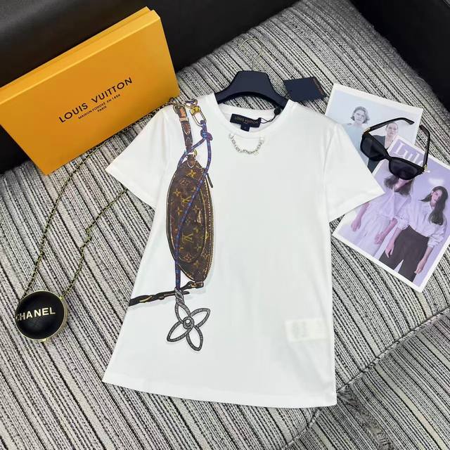 强烈推荐 Lou*25年夏季新款 滑雪系列新品T恤。定位3D立体斜挎包包图Monogram。金属链条装饰高级又时髦！取材柔软舒适的棉质针织，经典版型不挑人上身巨
