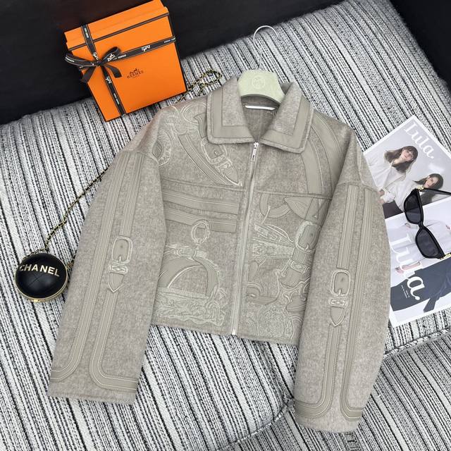 强烈推荐 24年早秋冬系列 Her*新款刺绣拼小绵羊皮双面羊绒翻领外套 定位花设计 百分百双面羊绒 Yb1:1定制 高端品质 3色Sml