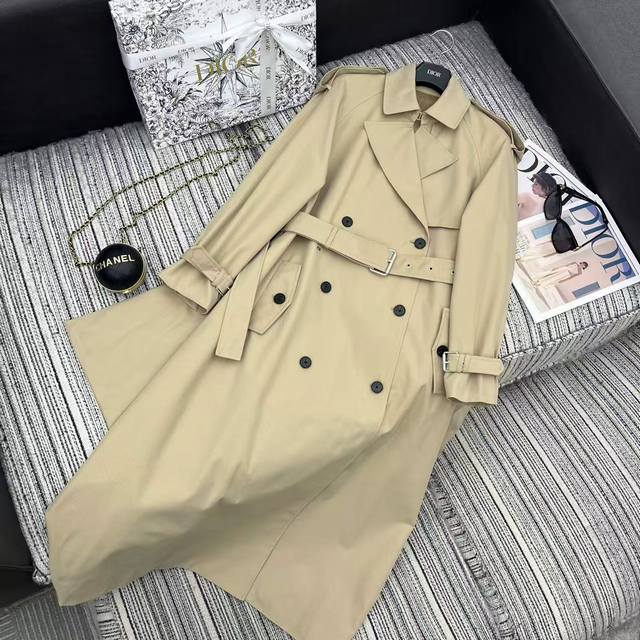 强烈推荐 25年早秋系列 Dio*新款翻领长款风衣外套 经典的双排扣 刺绣小蜜蜂点缀 腰间系腰带 高端品质 Sml