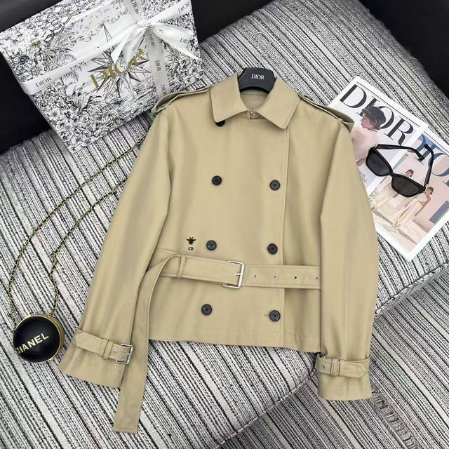 强烈推荐 25年早秋系列 Dio*新款翻领风衣外套 腰间系腰带 刺绣小蜜蜂点缀 高端品质Sml