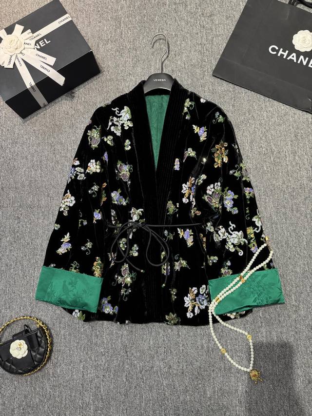 补单喽重工珠片绣花睡袍款外套！ 富贵华丽睡袍款高级外套！真丝丝绒撞色提花面料，重工珠片绣花点缀，廓形挽袖设计，优雅奢华感贵气外套！爆款推荐！Smlxl，偏大