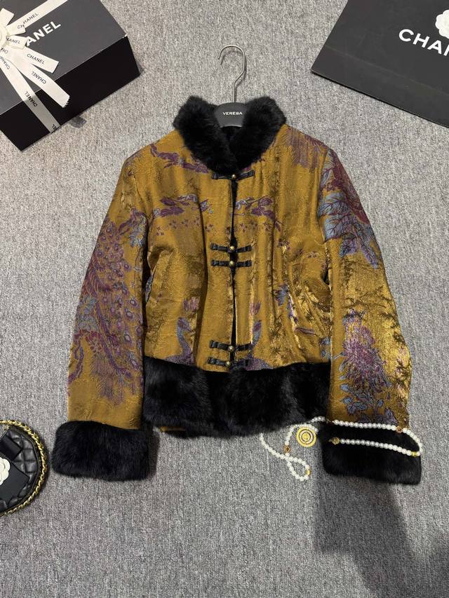 大爆款来喽！超级补单大爆款！ 新中式设计～奢华贵气人丝提花面料拼接兔毛小立领A字加厚保暖外套！可双面穿～反过来假两件之美，高级穿搭就选它 Smlxl