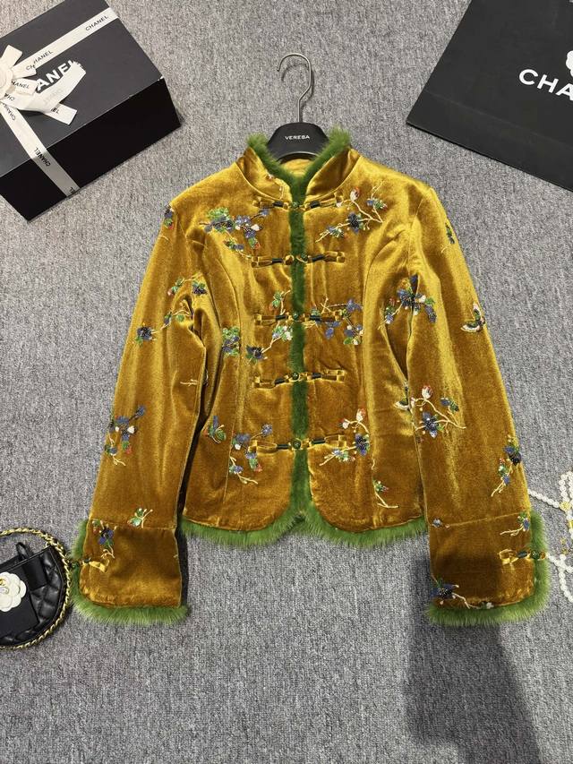 减龄美！夹棉薄外套走起 时尚减龄款～水貂毛边小立领盘扣装饰丝绒绣花夹薄棉显瘦外套上衣！上身绝美Smlxl