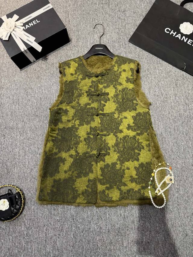 火爆新中式！双面穿皮草马甲！ 暗香疏影之中式之美！提花面料一体兔毛完美融合，两侧开叉贴合身型，双面可穿，高定品质！Smlxl