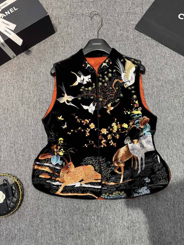 美！重工刺绣！爆款真丝丝绒马甲！ 轻奢风时尚中式之美！真丝丝绒满绣铺陈，雀跃枝间、鹿踏福来，一针一线绣尽鸟语，一襟一摆承托福鹿，这件马甲是行走的中式浪漫 Sml