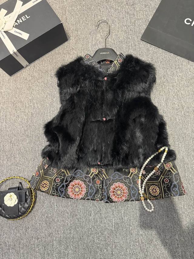 美而暖！可双面穿皮草马甲 国潮新中式真丝提花料拼接兔毛洋气百搭皮草马甲！ 双面穿～不一样的贵气感 Smlxl