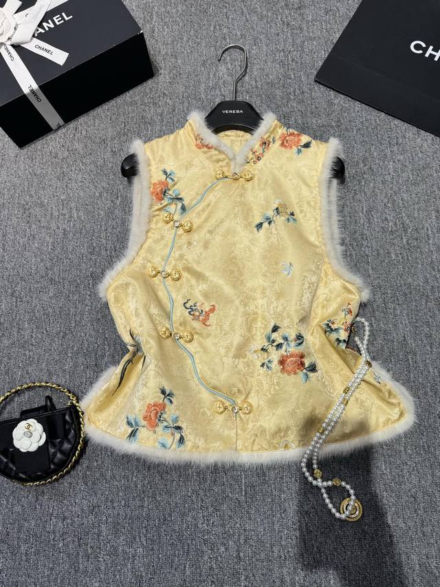 补单喽清新淡雅黄夹薄棉马甲！ 天冷了～棉马甲走起 小清新减龄美中式立领水貂毛毛边盘扣装饰，提花面料夹薄棉时尚保暖马甲！ Smlxl