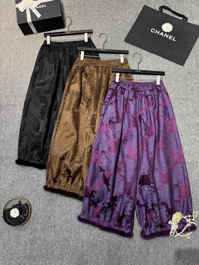 爆款裤子！必补！夹绒爆款哪吒裤！ 搭啥都好看的爆款阔腿裤！水貂毛裤脚点缀，灯笼裤型，夹绒保暖，松紧腰设计，上身贼拉好看 耀石黑｜可可棕｜烟花紫 Smlxl