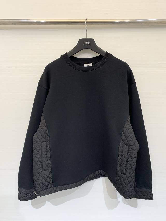 Sacai 25秋冬新款 拼接棉衣卫衣 宽松大版型 采用针织＋菱形绗缝棉料拼接 层次感满满 潮流感十足 袖子、侧缝、后身都有弧线拼接，秋冬穿超保暖又时髦，搭配牛