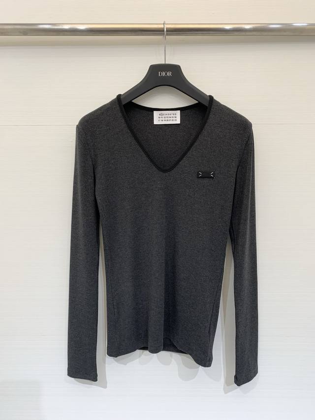 Mm6 25秋冬新款 撞色V领长袖T恤打底衫 撞色黑色V领设计，简约又有细节感 柔软针织面料 贴身舒适 胸前四点标志超有辨识度 层次感满满 搭配高腰裤或裙都很出