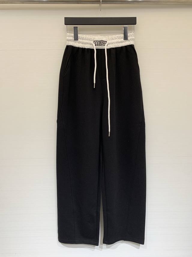 Mm6 25秋冬新款 数字Logo腰头休闲裤，香蕉裤型，层次感满满还很包容，穿着舒适不勒腰～灰色百搭，通勤、约会、休闲都能轻松驾驭，随便搭卫衣、毛衣、衬衫都很有