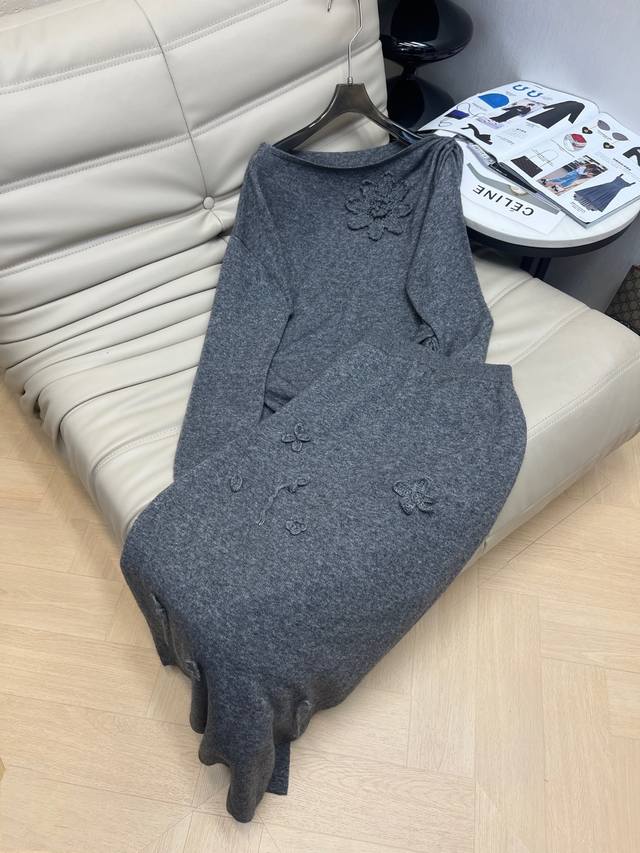 2620最新款丝羊毛套装来袭 刺绣花朵圆领一字肩上衣半裙套装 面料亲肤柔软细腻 整体感觉温柔精致优雅 上身气质唯美 现货发 2色 码数Sml