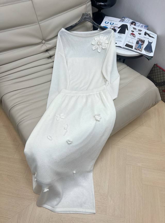 2620最新款丝羊毛套装来袭 刺绣花朵圆领一字肩上衣半裙套装 面料亲肤柔软细腻 整体感觉温柔精致优雅 上身气质唯美 现货发 2色 码数Sml