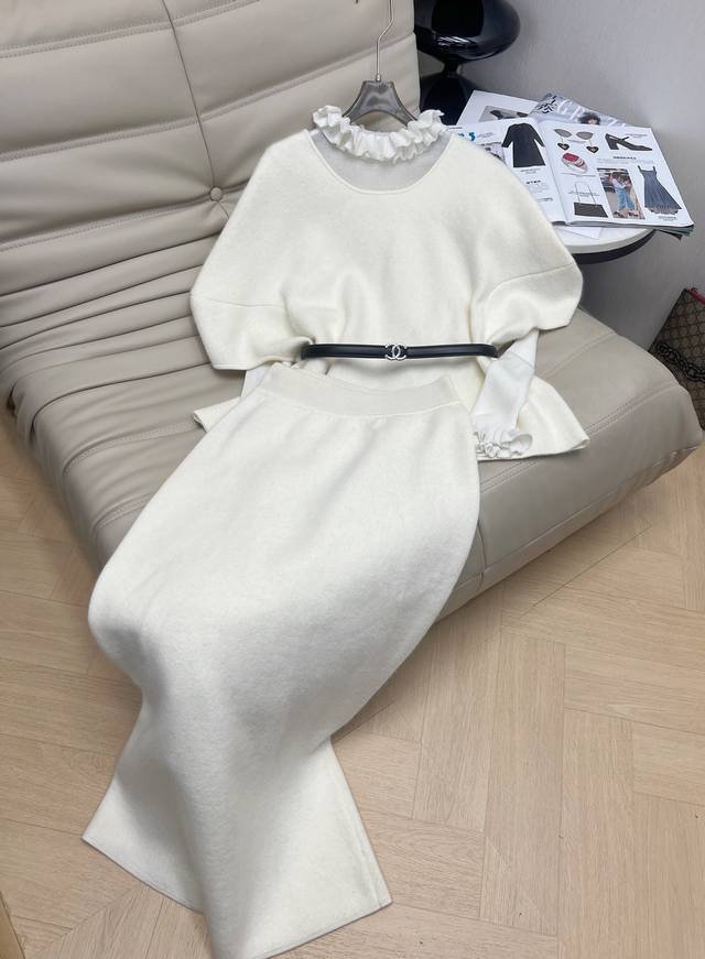 套装 打底衫180 2620秋冬最新款羊毛套装出货啦 打底衫圆领灯笼袖宽松版上衣长款开叉半裙三件套 木耳边领设计特别 版型韩系甜美风格配小香腰带又显瘦现货发 可