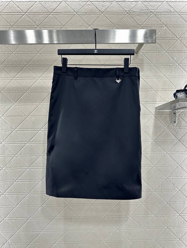 Prad*2025新品上架 高腰直筒尼龙半裙 定制Yb进口环保再生尼龙材质，光泽舒适，挺括有型，高腰半裙版型，侧腰拉链开叉点缀，腰胯直筒贴身，裙摆开衩配合及膝廓