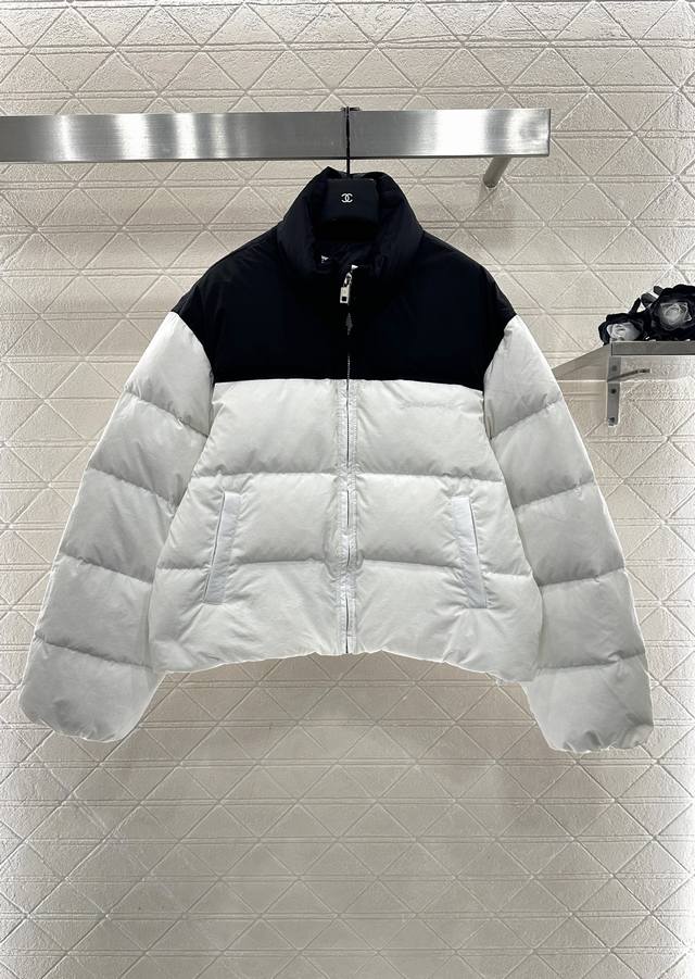Alexander Wan*2025新品上架 拼色长方压纹立领羽绒服 定制Yb进口再生尼龙材质，白鸭绒填充内里，整件轻盈保暖，立领羽绒外套剪裁，飒爽御寒实用性拉