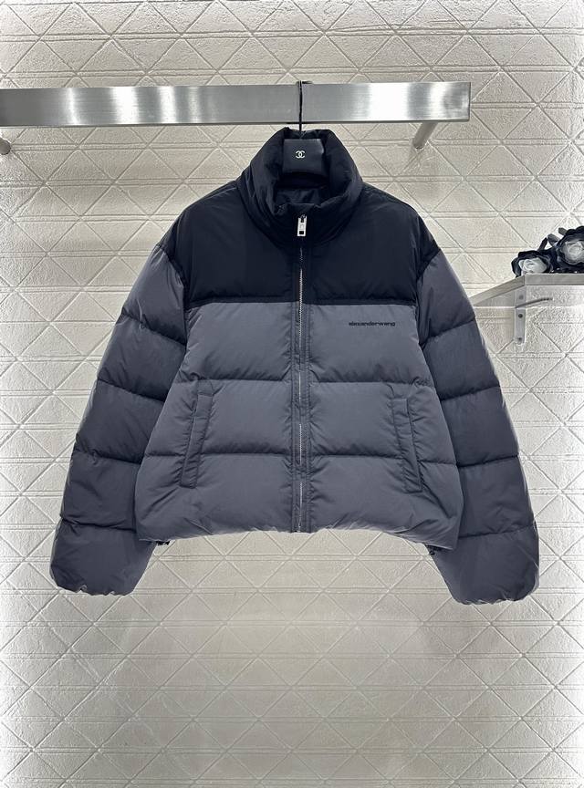 Alexander Wan*2025新品上架 拼色长方压纹立领羽绒服 定制Yb进口再生尼龙材质，白鸭绒填充内里，整件轻盈保暖，立领羽绒外套剪裁，飒爽御寒实用性拉