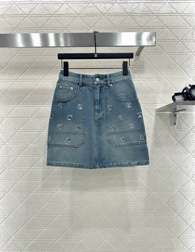 Louis Vuitto*2025新品上架 刺绣珠片牛仔外套半裙套装 定制Yb斜纹棉牛仔材质，多重水洗，呈现出挺括质感，翻领正肩牛仔夹克裁剪，翻盖口袋搭配亮片勾